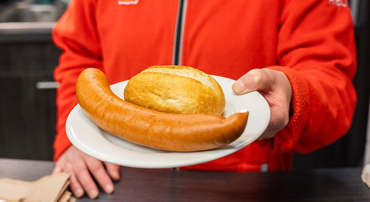 Wurst mit Brötchen